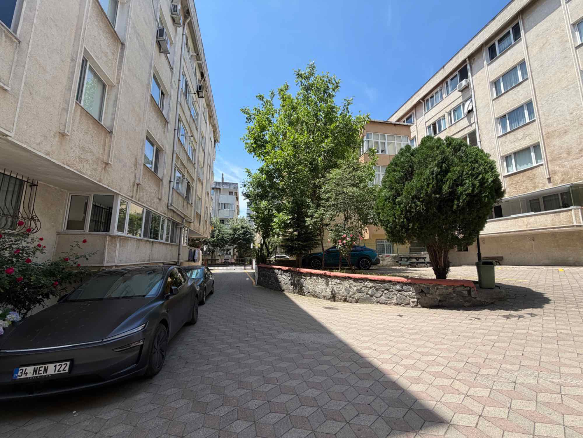 8ba4f12ad22343728d41703aee83c533 MERKEZİ KONUMDA,İÇİ FULL YENİLENMŞ,SİTE 3+1 ARAKAT SATILIK DAİRE – RASİM DÖLEK